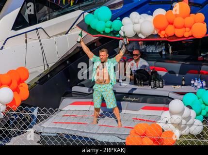 Monte Carlo, Monaco - 27 mai 2023 : Conor McGregor, champion professionnel des arts martiaux mixtes MMA, lors d'une fête sur un yacht de luxe dans la marina Banque D'Images