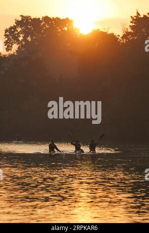 Les membres du club nautique Warwick sur la rivière Avon ce matin, alors que les prévisionnistes prédisent une «dernière dose de l'été», avec des vagues de chaleur atteignant 30C mardi dans les régions du sud de l'Angleterre, et 32C mercredi et jeudi dans le centre et le sud de l'Angleterre. Date de la photo : mardi 5 septembre 2023. Banque D'Images