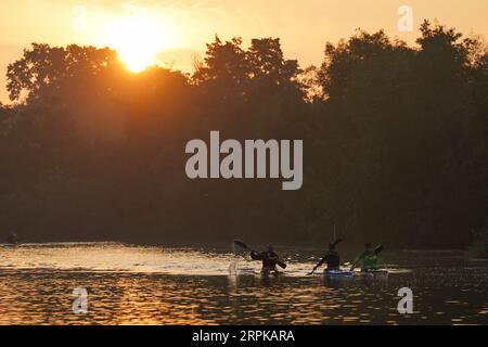 Les membres du club nautique Warwick sur la rivière Avon ce matin, alors que les prévisionnistes prédisent une «dernière dose de l'été», avec des vagues de chaleur atteignant 30C mardi dans les régions du sud de l'Angleterre, et 32C mercredi et jeudi dans le centre et le sud de l'Angleterre. Date de la photo : mardi 5 septembre 2023. Banque D'Images