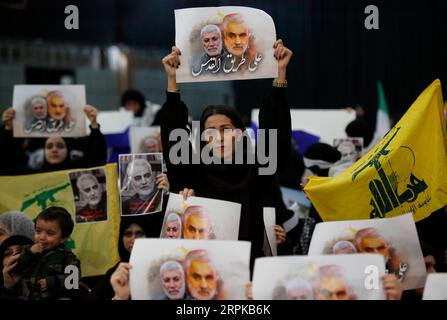 200105 -- BEYROUTH, 5 janvier 2020 Xinhua -- des partisans assistent à un rassemblement pour Qassem Soleimani dans la banlieue sud de Beyrouth, au Liban, le 5 janvier 2020. Le chef du Hezbollah Sayyed Hassan Nasrallah a exhorté dimanche ses combattants à attaquer les soldats américains dans la région en représailles à l’assassinat du haut commandant iranien Qassem Soleimani par les États-Unis. Photo de Bilal Jawich/Xinhua LEBANON-BEIRUT-SOLEIMANI-RALLY PUBLICATIONxNOTxINxCHN Banque D'Images