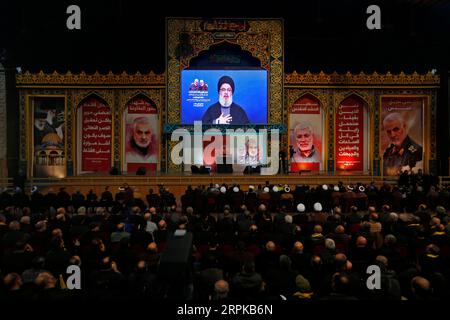 200105 -- BEYROUTH, 5 janvier 2020 Xinhua -- des partisans assistent à un rassemblement pour Qassem Soleimani dans la banlieue sud de Beyrouth, au Liban, le 5 janvier 2020. Le chef du Hezbollah Sayyed Hassan Nasrallah a exhorté dimanche ses combattants à attaquer les soldats américains dans la région en représailles à l’assassinat du haut commandant iranien Qassem Soleimani par les États-Unis. Photo de Bilal Jawich/Xinhua LEBANON-BEIRUT-SOLEIMANI-RALLY PUBLICATIONxNOTxINxCHN Banque D'Images
