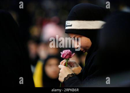 200105 -- BEYROUTH, 5 janvier 2020 Xinhua -- Un partisan tient une rose lors d'un rassemblement pour Qassem Soleimani dans la banlieue sud de Beyrouth, au Liban, le 5 janvier 2020. Le chef du Hezbollah Sayyed Hassan Nasrallah a exhorté dimanche ses combattants à attaquer les soldats américains dans la région en représailles à l’assassinat du haut commandant iranien Qassem Soleimani par les États-Unis. Photo de Bilal Jawich/Xinhua LEBANON-BEIRUT-SOLEIMANI-RALLY PUBLICATIONxNOTxINxCHN Banque D'Images