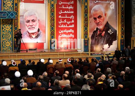 200105 -- BEYROUTH, 5 janvier 2020 Xinhua -- des partisans assistent à un rassemblement pour Qassem Soleimani dans la banlieue sud de Beyrouth, au Liban, le 5 janvier 2020. Le chef du Hezbollah Sayyed Hassan Nasrallah a exhorté dimanche ses combattants à attaquer les soldats américains dans la région en représailles à l’assassinat du haut commandant iranien Qassem Soleimani par les États-Unis. Photo de Bilal Jawich/Xinhua LEBANON-BEIRUT-SOLEIMANI-RALLY PUBLICATIONxNOTxINxCHN Banque D'Images