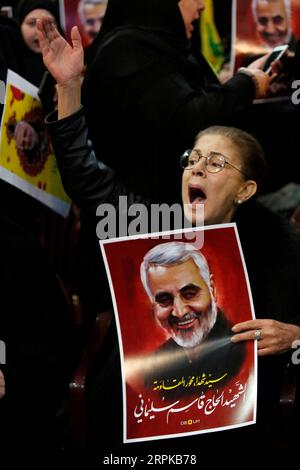 200105 -- BEYROUTH, 5 janvier 2020 Xinhua -- Un partisan crie des slogans lors d'un rassemblement pour Qassem Soleimani dans la banlieue sud de Beyrouth, au Liban, le 5 janvier 2020. Le chef du Hezbollah Sayyed Hassan Nasrallah a exhorté dimanche ses combattants à attaquer les soldats américains dans la région en représailles à l’assassinat du haut commandant iranien Qassem Soleimani par les États-Unis. Photo de Bilal Jawich/Xinhua LEBANON-BEIRUT-SOLEIMANI-RALLY PUBLICATIONxNOTxINxCHN Banque D'Images