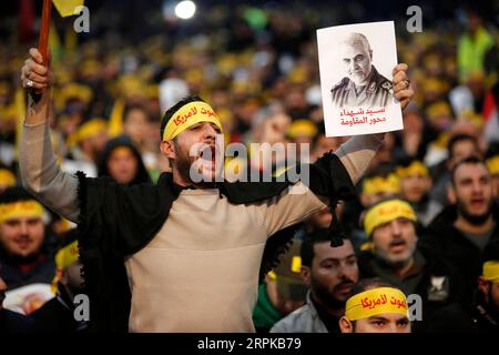 200105 -- BEYROUTH, 5 janvier 2020 Xinhua -- des partisans crient des slogans lors d'un rassemblement pour Qassem Soleimani dans la banlieue sud de Beyrouth, au Liban, le 5 janvier 2020. Le chef du Hezbollah Sayyed Hassan Nasrallah a exhorté dimanche ses combattants à attaquer les soldats américains dans la région en représailles à l’assassinat du haut commandant iranien Qassem Soleimani par les États-Unis. Photo de Bilal Jawich/Xinhua LEBANON-BEIRUT-SOLEIMANI-RALLY PUBLICATIONxNOTxINxCHN Banque D'Images