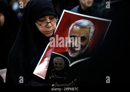 200105 -- BEYROUTH, 5 janvier 2020 Xinhua -- Un partisan tient un portrait de Qassem Soleimani lors d'un rassemblement dans la banlieue sud de Beyrouth, au Liban, le 5 janvier 2020. Le chef du Hezbollah Sayyed Hassan Nasrallah a exhorté dimanche ses combattants à attaquer les soldats américains dans la région en représailles à l’assassinat du haut commandant iranien Qassem Soleimani par les États-Unis. Photo de Bilal Jawich/Xinhua LEBANON-BEIRUT-SOLEIMANI-RALLY PUBLICATIONxNOTxINxCHN Banque D'Images