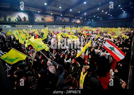 200105 -- BEYROUTH, 5 janvier 2020 Xinhua -- des partisans assistent à un rassemblement pour Qassem Soleimani dans la banlieue sud de Beyrouth, au Liban, le 5 janvier 2020. Le chef du Hezbollah Sayyed Hassan Nasrallah a exhorté dimanche ses combattants à attaquer les soldats américains dans la région en représailles à l’assassinat du haut commandant iranien Qassem Soleimani par les États-Unis. Photo de Bilal Jawich/Xinhua LEBANON-BEIRUT-SOLEIMANI-RALLY PUBLICATIONxNOTxINxCHN Banque D'Images