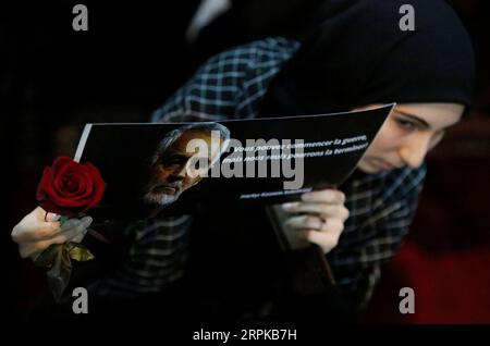200105 -- BEYROUTH, 5 janvier 2020 Xinhua -- Un partisan tient un portrait de Qassem Soleimani lors d'un rassemblement dans la banlieue sud de Beyrouth, au Liban, le 5 janvier 2020. Le chef du Hezbollah Sayyed Hassan Nasrallah a exhorté dimanche ses combattants à attaquer les soldats américains dans la région en représailles à l’assassinat du haut commandant iranien Qassem Soleimani par les États-Unis. Photo de Bilal Jawich/Xinhua LEBANON-BEIRUT-SOLEIMANI-RALLY PUBLICATIONxNOTxINxCHN Banque D'Images