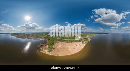 Vue panoramique à 360° de full hdri 360 panorama et vue aérienne un énorme lac réservoir près de la ville provinciale sur la côte en projection équirectangulaire / peut utiliser comme remplacement du ciel
