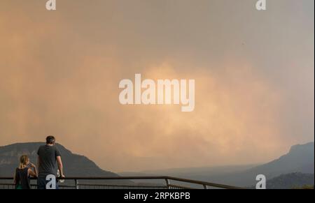 200106 -- BRISBANE, le 6 janvier 2020 -- la photo prise le 21 décembre 2019 montre Blue Mountain recouverte de fumée en Nouvelle-Galles du Sud, en Australie. Le gouvernement australien a lancé la National Bushfire Recovery Agency qui serait financée avec un premier de deux milliards de dollars australiens 1,38 milliards de dollars américains lundi. AUSTRALIA-NATIONAL BUSH FIRE RECOVERY AGENCY BaixXuefei PUBLICATIONxNOTxINxCHN Banque D'Images