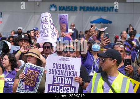 Los Angeles, États-Unis. 04 septembre 2023. Les travailleurs de la santé et les supporters se rassemblent devant le Kaiser permanente Los Angeles Medical Center lors d'une marche de la fête du travail. (Photo de Ringo Chiu/SOPA Images/Sipa USA) crédit : SIPA USA/Alamy Live News Banque D'Images