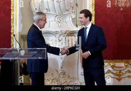 200107 -- VIENNE, le 7 janvier 2020 -- le nouveau chancelier autrichien Sebastian Kurz R serre la main du président autrichien Alexander Van der Bellen lors de la cérémonie de prestation de serment à Vienne, Autstrie, le 7 janvier 2020. Le nouveau gouvernement de coalition autrichien a prêté serment mardi par le président Alexander Van der Bellen à la résidence présidentielle du palais Hofburg. AUTRICHE-VIENNE-NOUVELLE COALITION GOV T-CÉRÉMONIE D'ASSERMENTATION GUOXCHEN PUBLICATIONXNOTXINXCHN Banque D'Images