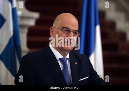 200109 -- LE CAIRE, le 9 janvier 2020 -- le ministre grec des Affaires étrangères Nikos Dendias assiste à une conférence de presse au Caire, en Égypte, le 8 janvier 2020. Les ministres des Affaires étrangères de l'Egypte, de la France, de la Grèce et de Chypre ont qualifié de nuls les deux accords signés entre la Turquie et le gouvernement libyen soutenu par l'ONU sur la délimitation et la sécurité des frontières maritimes, a déclaré mercredi le ministre égyptien des Affaires étrangères dans un communiqué. Les ministres des Affaires étrangères se sont réunis mercredi au Caire et ont convenu dans une déclaration finale que les accords turcs signés en novembre avec le gouvernement d'entente nationale GNA soutenu par les Nations unies et dirigé par Fayez al-Serraj violent Banque D'Images