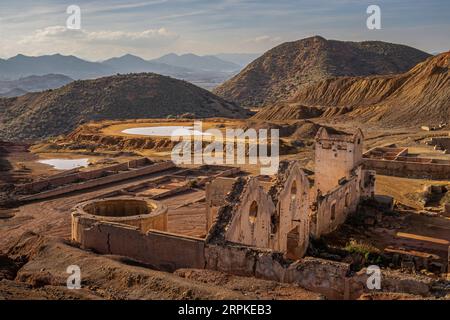 Mines abandonnées de Mazarron dans le sud de l'Espagne, paysage post-apocalyptique avec ruines et flaques rouges Banque D'Images