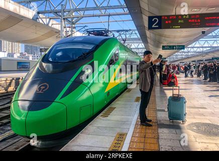 200109 -- KUNMING, 9 janvier 2020 -- Un passager prend des selfies avec un train à grande vitesse Fuxing à la gare ferroviaire de Kunming, dans la province du Yunnan, dans le sud-ouest de la Chine, le 9 janvier 2020. Les trains à grande vitesse CR200J Fuxing Rejuvenation ont commencé à circuler sur la ligne de chemin de fer à grande vitesse reliant Panzhihua et Kunming jeudi. Au fur et à mesure que le train entre en service, le temps de trajet entre les deux villes est réduit d'environ 5,5 heures à environ deux heures. CHINA-SICHUAN-PANZHIHUA-FUXING BULLET TRAIN-LAUNCHCN DINGXYIQUAN PUBLICATIONXNOTXINXCHN Banque D'Images