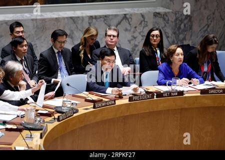 200109 -- NATIONS UNIES, le 9 janvier 2020 -- le vice-premier ministre et ministre des Affaires étrangères vietnamien Pham Binh Minh C, front, dont le pays assure la présidence du Conseil de sécurité pour le mois de janvier, présidera un débat public du Conseil de sécurité sur le maintien de la paix et de la sécurité internationales en respectant la Charte des Nations Unies au siège des Nations Unies à New York, le 9 janvier 2020. Le Conseil de sécurité des Nations Unies a adopté jeudi une déclaration présidentielle exhortant tous les États membres à se conformer pleinement à la Charte des Nations Unies tout en reconnaissant l'importance cruciale de la Charte pour le maintenan Banque D'Images