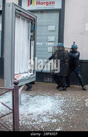 200110 -- PARIS, le 10 janvier 2020 -- des policiers gardent la garde lors d'une manifestation contre la réforme des retraites à Lille, dans le nord de la France, le 9 janvier 2020. La grève des transports en France contre le plan du président Emmanuel Macron de réformer le système de retraite est entrée dans sa 36e journée jeudi, ce qui en fait la plus longue grève des cheminots depuis mai 1968. Photo de Sébastien Courdji/Xinhua FRANCE-PARIS-GRÈVE DES TRANSPORTS-RÉFORME DES PENSIONS SaixBasidiankuerji PUBLICATIONxNOTxINxCHN Banque D'Images