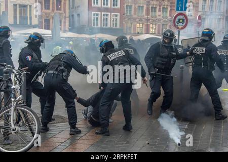 200110 -- PARIS, le 10 janvier 2020 -- des policiers dispersent des manifestants lors d'une manifestation contre la réforme des retraites à Lille, dans le nord de la France, le 9 janvier 2020. La grève des transports en France contre le plan du président Emmanuel Macron de réformer le système de retraite est entrée dans sa 36e journée jeudi, ce qui en fait la plus longue grève des cheminots depuis mai 1968. Photo de Sébastien Courdji/Xinhua FRANCE-PARIS-GRÈVE DES TRANSPORTS-RÉFORME DES PENSIONS SaixBasidiankuerji PUBLICATIONxNOTxINxCHN Banque D'Images