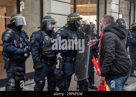 200110 -- PARIS, le 10 janvier 2020 -- Un manifestant affronte des policiers lors d'une manifestation contre la réforme des retraites à Lille, dans le nord de la France, le 9 janvier 2020. La grève des transports en France contre le plan du président Emmanuel Macron de réformer le système de retraite est entrée dans sa 36e journée jeudi, ce qui en fait la plus longue grève des cheminots depuis mai 1968. Photo de Sébastien Courdji/Xinhua FRANCE-PARIS-GRÈVE DES TRANSPORTS-RÉFORME DES PENSIONS SaixBasidiankuerji PUBLICATIONxNOTxINxCHN Banque D'Images