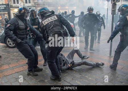 200110 -- PARIS, le 10 janvier 2020 -- des policiers dispersent des manifestants lors d'une manifestation contre la réforme des retraites à Lille, dans le nord de la France, le 9 janvier 2020. La grève des transports en France contre le plan du président Emmanuel Macron de réformer le système de retraite est entrée dans sa 36e journée jeudi, ce qui en fait la plus longue grève des cheminots depuis mai 1968. Photo de Sébastien Courdji/Xinhua FRANCE-PARIS-GRÈVE DES TRANSPORTS-RÉFORME DES PENSIONS SaixBasidiankuerji PUBLICATIONxNOTxINxCHN Banque D'Images