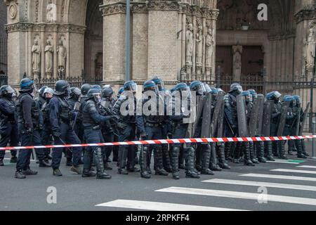 200110 -- PARIS, le 10 janvier 2020 -- des policiers gardent la garde lors d'une manifestation contre la réforme des retraites à Lille, dans le nord de la France, le 9 janvier 2020. La grève des transports en France contre le plan du président Emmanuel Macron de réformer le système de retraite est entrée dans sa 36e journée jeudi, ce qui en fait la plus longue grève des cheminots depuis mai 1968. Photo de Sébastien Courdji/Xinhua FRANCE-PARIS-GRÈVE DES TRANSPORTS-RÉFORME DES PENSIONS SaixBasidiankuerji PUBLICATIONxNOTxINxCHN Banque D'Images