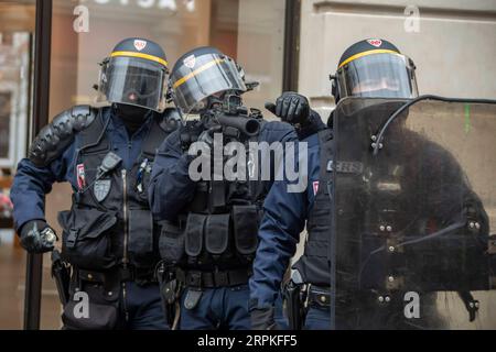 200110 -- PARIS, le 10 janvier 2020 -- des policiers gardent la garde lors d'une manifestation contre la réforme des retraites à Lille, dans le nord de la France, le 9 janvier 2020. La grève des transports en France contre le plan du président Emmanuel Macron de réformer le système de retraite est entrée dans sa 36e journée jeudi, ce qui en fait la plus longue grève des cheminots depuis mai 1968. Photo de Sébastien Courdji/Xinhua FRANCE-PARIS-GRÈVE DES TRANSPORTS-RÉFORME DES PENSIONS SaixBasidiankuerji PUBLICATIONxNOTxINxCHN Banque D'Images