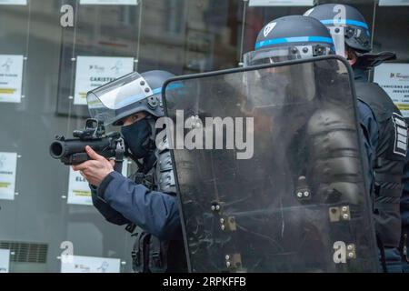 200110 -- PARIS, le 10 janvier 2020 -- des policiers gardent la garde lors d'une manifestation contre la réforme des retraites à Lille, dans le nord de la France, le 9 janvier 2020. La grève des transports en France contre le plan du président Emmanuel Macron de réformer le système de retraite est entrée dans sa 36e journée jeudi, ce qui en fait la plus longue grève des cheminots depuis mai 1968. Photo de Sébastien Courdji/Xinhua FRANCE-PARIS-GRÈVE DES TRANSPORTS-RÉFORME DES PENSIONS SaixBasidiankuerji PUBLICATIONxNOTxINxCHN Banque D'Images