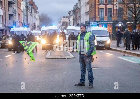 200110 -- PARIS, le 10 janvier 2020 -- Un manifestant affronte des policiers lors d'une manifestation contre la réforme des retraites à Lille, dans le nord de la France, le 9 janvier 2020. La grève des transports en France contre le plan du président Emmanuel Macron de réformer le système de retraite est entrée dans sa 36e journée jeudi, ce qui en fait la plus longue grève des cheminots depuis mai 1968. Photo de Sébastien Courdji/Xinhua FRANCE-PARIS-GRÈVE DES TRANSPORTS-RÉFORME DES PENSIONS SaixBasidiankuerji PUBLICATIONxNOTxINxCHN Banque D'Images