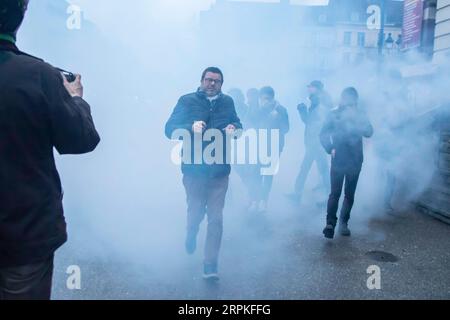 200110 -- PARIS, le 10 janvier 2020 -- des manifestants sont dispersés par des policiers lors d'une manifestation contre la réforme des retraites à Lille, dans le nord de la France, le 9 janvier 2020. La grève des transports en France contre le plan du président Emmanuel Macron de réformer le système de retraite est entrée dans sa 36e journée jeudi, ce qui en fait la plus longue grève des cheminots depuis mai 1968. Photo de Sébastien Courdji/Xinhua FRANCE-PARIS-GRÈVE DES TRANSPORTS-RÉFORME DES PENSIONS SaixBasidiankuerji PUBLICATIONxNOTxINxCHN Banque D'Images