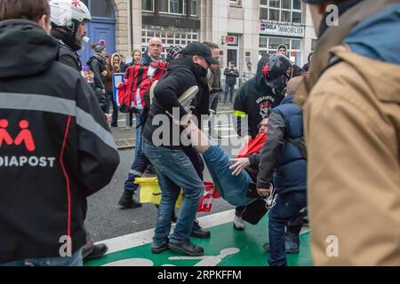 200110 -- PARIS, le 10 janvier 2020 -- des personnes portent une personne blessée lors d'une manifestation contre la réforme des retraites à Lille, dans le nord de la France, le 9 janvier 2020. La grève des transports en France contre le plan du président Emmanuel Macron de réformer le système de retraite est entrée dans sa 36e journée jeudi, ce qui en fait la plus longue grève des cheminots depuis mai 1968. Photo de Sébastien Courdji/Xinhua FRANCE-PARIS-GRÈVE DES TRANSPORTS-RÉFORME DES PENSIONS SaixBasidiankuerji PUBLICATIONxNOTxINxCHN Banque D'Images