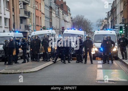 200110 -- PARIS, le 10 janvier 2020 -- des policiers gardent la garde lors d'une manifestation contre la réforme des retraites à Lille, dans le nord de la France, le 9 janvier 2020. La grève des transports en France contre le plan du président Emmanuel Macron de réformer le système de retraite est entrée dans sa 36e journée jeudi, ce qui en fait la plus longue grève des cheminots depuis mai 1968. Photo de Sébastien Courdji/Xinhua FRANCE-PARIS-GRÈVE DES TRANSPORTS-RÉFORME DES PENSIONS SaixBasidiankuerji PUBLICATIONxNOTxINxCHN Banque D'Images