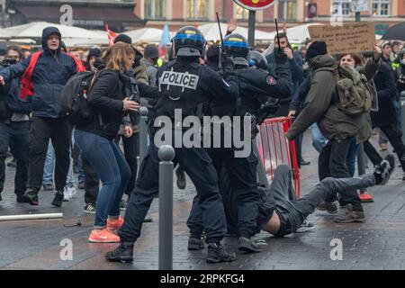 200110 -- PARIS, le 10 janvier 2020 -- des policiers dispersent des manifestants lors d'une manifestation contre la réforme des retraites à Lille, dans le nord de la France, le 9 janvier 2020. La grève des transports en France contre le plan du président Emmanuel Macron de réformer le système de retraite est entrée dans sa 36e journée jeudi, ce qui en fait la plus longue grève des cheminots depuis mai 1968. Photo de Sébastien Courdji/Xinhua FRANCE-PARIS-GRÈVE DES TRANSPORTS-RÉFORME DES PENSIONS SaixBasidiankuerji PUBLICATIONxNOTxINxCHN Banque D'Images