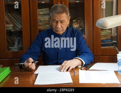 200110 -- PÉKIN, 10 janvier 2020 Xinhua -- photo prise en novembre 2012 montre Zeng Qingcun, un célèbre météorologue de l'Institut de physique atmosphérique IAP de l'Académie chinoise des sciences cas, travaillant dans son bureau à cas, Pékin, capitale de la Chine. Zeng Qingcun a reçu vendredi le prix de la science la plus élevée de la Chine pour ses contributions exceptionnelles à l'innovation scientifique et technologique lors d'une cérémonie annuelle tenue à Pékin pour honorer des scientifiques, des ingénieurs et des réalisations de recherche distingués. Zeng, 85 ans, est un célèbre météorologue de l'Institut de physique atmosphérique Banque D'Images