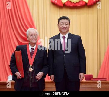 200110 -- PÉKIN, le 10 janvier 2020 -- le président chinois Xi Jinping, également secrétaire général du comité central du PCC du Parti communiste chinois et président de la commission militaire centrale, remet le prix au lauréat chinois Huang Xuhua lors d'une cérémonie annuelle en l'honneur de scientifiques éminents, ingénieurs et réalisations de recherche au Grand Hall du peuple à Beijing, capitale de la Chine, 10 janvier 2020. Huang Xuhua est un académicien de l'Académie chinoise d'ingénierie qui a travaillé dans un institut de recherche de l'ancienne China Shipbuilding Industry Corporation. CHINA-BE Banque D'Images