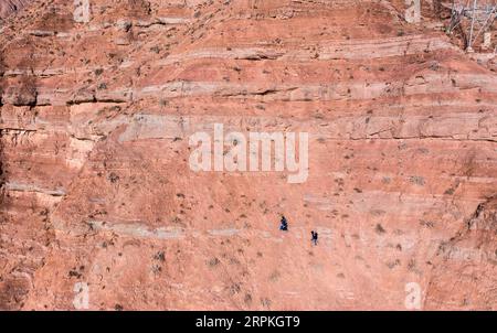 200111 -- BEIJING, 11 janvier 2020 -- une photo aérienne prise le 7 janvier 2019 montre des membres du personnel de la branche Minhe de la State Grid Electric Power Maintenance Company Qinghai patrouillant dans le comté autonome de Salar de Xunhua, dans la province du Qinghai, au nord-ouest de la Chine. PHOTOS XINHUA DU JOUR WuxGang PUBLICATIONxNOTxINxCHN Banque D'Images