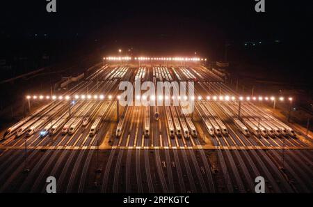 200111 -- PÉKIN, 11 janvier 2020 -- une photo aérienne prise le 10 janvier 2020 montre des trains électriques à unités multiples EMU prêts pour la ruée des voyages du Festival du printemps à Nanning, dans la région autonome de Guangxi Zhuang, dans le sud de la Chine. Ce vendredi marque le début de la course de voyage de 40 jours au Festival du printemps. PHOTOS XINHUA DU JOUR CaoxYiming PUBLICATIONxNOTxINxCHN Banque D'Images