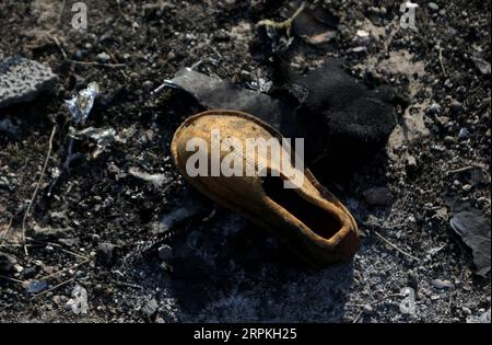 200111 -- TÉHÉRAN, le 11 janvier 2020 Xinhua -- Une chaussure est vue sur le site de l'accident aérien d'un avion de passagers ukrainien Boeing 737 dans le district de Parand, au sud de Téhéran, Iran, le 8 janvier 2020. Samedi, la télévision d'Etat iranienne a cité l'armée iranienne qui aurait déclaré qu'elle avait accidentellement abattu l'avion de ligne ukrainien mercredi, dans lequel les 176 passagers et membres d'équipage à bord ont été tués. POUR ALLER AVEC : l'Iran dit qu'il a abattu involontairement un avion de ligne ukrainien photo par Ahmad Halabisaz/Xinhua IRAN-TÉHÉRAN-AVION DE LIGNE UKRAINIEN-ABATTANT PUBLICATIONxNOTxINxCHN Banque D'Images