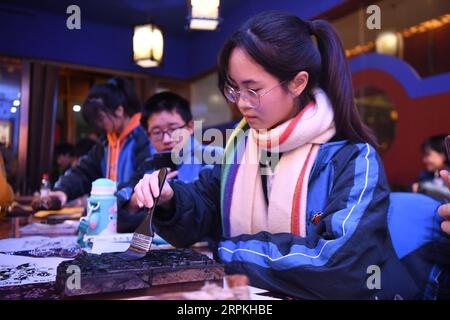 200111 -- CHANGSHA, le 11 janvier 2020 -- les élèves apprennent à réaliser les photos du nouvel an de style Tantou à Changsha, dans la province du Hunan du centre de la Chine, le 11 janvier 2020. C'est une tradition pour les Chinois de coller les images du nouvel an pour célébrer la fête du printemps. Le tableau du nouvel an de style Tantou est un patrimoine culturel immatériel national. CHINA-CHANGSHA-SPRING FESTIVAL-NOUVEL AN IMAGE CN XUEXYUGE PUBLICATIONXNOTXINXCHN Banque D'Images