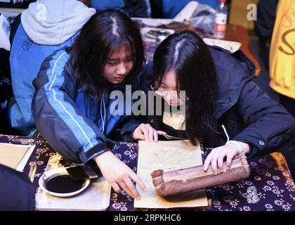 200111 -- CHANGSHA, le 11 janvier 2020 -- les élèves apprennent à réaliser les photos du nouvel an de style Tantou à Changsha, dans la province du Hunan du centre de la Chine, le 11 janvier 2020. C'est une tradition pour les Chinois de coller les images du nouvel an pour célébrer la fête du printemps. Le tableau du nouvel an de style Tantou est un patrimoine culturel immatériel national. CHINA-CHANGSHA-SPRING FESTIVAL-NOUVEL AN IMAGE CN XUEXYUGE PUBLICATIONXNOTXINXCHN Banque D'Images