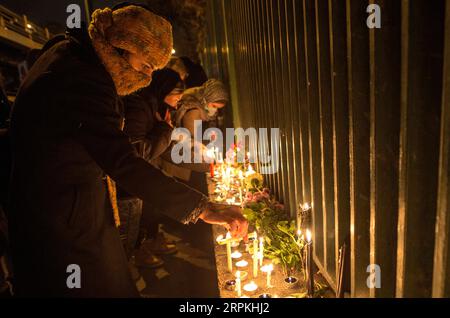 200111 -- TÉHÉRAN, le 11 janvier 2020 -- des gens allument des bougies lors d'une cérémonie de deuil pour les victimes de l'accident d'avion ukrainien, à Téhéran, Iran, le 11 janvier 2020. Mercredi, un Boeing 737 ukrainien s'est écrasé près de Téhéran, tuant les 176 personnes à bord. Amir Ali Hajizadeh, le commandant aérospatial du corps des gardes de la révolution islamique, a déclaré samedi que le CGRI acceptait la responsabilité de l'écrasement de l'avion ukrainien au-dessus de l'espace aérien iranien. Photo par /Xinhua IRAN-TÉHÉRAN-CRASH-AIR-DEUIL CÉRÉMONIE AhmadxHalabisaz PUBLICATIONxNOTxINxCHN Banque D'Images