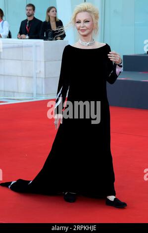 Patty Pravo assiste au tapis rouge du film Priscilla au Venice film Fest. Banque D'Images