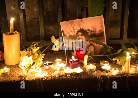 200111 -- TÉHÉRAN, le 11 janvier 2020 -- Une photo d'une victime est vue parmi les bougies lors d'une cérémonie de deuil pour les victimes de l'accident d'avion ukrainien, à Téhéran, Iran, le 11 janvier 2020. Mercredi, un Boeing 737 ukrainien s'est écrasé près de Téhéran, tuant les 176 personnes à bord. Amir Ali Hajizadeh, le commandant aérospatial du corps des gardes de la révolution islamique, a déclaré samedi que le CGRI acceptait la responsabilité de l'écrasement de l'avion ukrainien au-dessus de l'espace aérien iranien. Photo par /Xinhua IRAN-TÉHÉRAN-CRASH-AIR-DEUIL CÉRÉMONIE AhmadxHalabisaz PUBLICATIONxNOTxINxCHN Banque D'Images