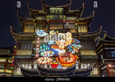 200112 -- PÉKIN, 12 janvier 2020 -- une photo prise le 10 janvier 2020 montre les illuminations sur le thème du rat pendant le Festival des lanternes du printemps Yuyuan au jardin Yuyuan à Shanghai, dans l'est de la Chine. Le Festival des lanternes du printemps de Yuyuan en 2020 a débuté ici le 10 janvier, et durera jusqu'au 11 février. Photo de /Xinhua XINHUA PHOTOS DU JOUR WangxXiang PUBLICATIONxNOTxINxCHN Banque D'Images