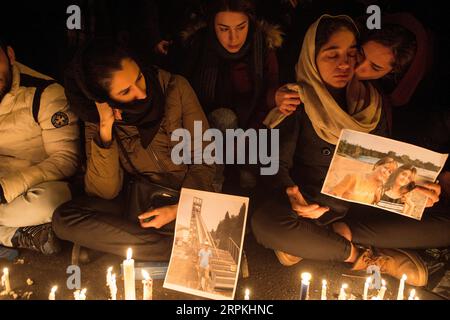 200111 -- TÉHÉRAN, le 11 janvier 2020 -- des personnes assistent à une cérémonie de deuil pour les victimes de l'accident d'avion ukrainien, à Téhéran, Iran, le 11 janvier 2020. Mercredi, un Boeing 737 ukrainien s'est écrasé près de Téhéran, tuant les 176 personnes à bord. Amir Ali Hajizadeh, le commandant aérospatial du corps des gardes de la révolution islamique, a déclaré samedi que le CGRI acceptait la responsabilité de l'écrasement de l'avion ukrainien au-dessus de l'espace aérien iranien. Photo par /Xinhua IRAN-TÉHÉRAN-CRASH-AIR-DEUIL CÉRÉMONIE AhmadxHalabisaz PUBLICATIONxNOTxINxCHN Banque D'Images