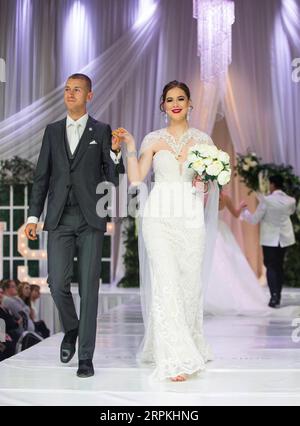 200112 -- TORONTO, le 12 janvier 2020 -- des mannequins présentent des robes de mariée au Canada s Bridal Show 2020 à Toronto, Canada, le 11 janvier 2020. Le spectacle nuptial de trois jours a eu lieu ici du vendredi au dimanche. Photo de /Xinhua CANADA-TORONTO-ROBE DE MARIÉE-EXPOSITION DE MARIÉE ZouxZheng PUBLICATIONxNOTxINxCHN Banque D'Images