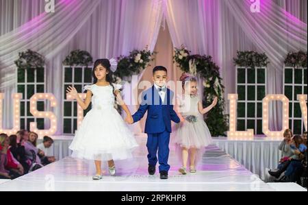 200112 -- TORONTO, le 12 janv. 2020 -- les enfants marchent sur la piste avec leurs robes de mariée lors du Canada s Bridal Show 2020 à Toronto, Canada, le 11 janvier 2020. Le spectacle nuptial de trois jours a eu lieu ici du vendredi au dimanche. Photo de /Xinhua CANADA-TORONTO-ROBE DE MARIÉE-EXPOSITION DE MARIÉE ZouxZheng PUBLICATIONxNOTxINxCHN Banque D'Images