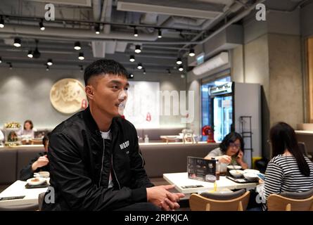 200112 -- HONG KONG, le 12 janvier 2020 -- l'acteur de TVB Mat Yeung reçoit une interview dans son restaurant à Hong Kong, dans le sud de la Chine, le 8 janvier 2020. POUR ALLER AVEC Feature : Hong Kong pro-police acteur reste ferme après avoir été ciblé par les émeutiers CHINE-HONG KONG-PRO-POLICE ACTEUR-MAT YEUNG CN LixGang PUBLICATIONxNOTxINxCHN Banque D'Images