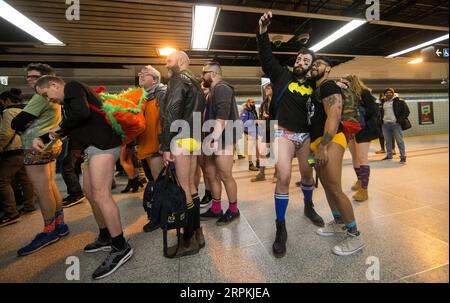 200112 -- TORONTO, le 12 janvier 2020 -- des gens participent à l'événement No Pants Subway Ride 2020 à Toronto, Canada, le 12 janvier 2020. Des centaines de participants ont pris part à l'événement annuel à Toronto dimanche. Photo de /Xinhua CANADA-TORONTO-NO PANTS METRO RIDE ZouxZheng PUBLICATIONxNOTxINxCHN Banque D'Images