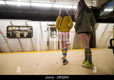 200112 -- TORONTO, le 12 janvier 2020 -- des gens participent à l'événement No Pants Subway Ride 2020 à Toronto, Canada, le 12 janvier 2020. Des centaines de participants ont pris part à l'événement annuel à Toronto dimanche. Photo de /Xinhua CANADA-TORONTO-NO PANTS METRO RIDE ZouxZheng PUBLICATIONxNOTxINxCHN Banque D'Images