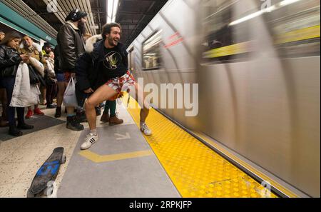 200112 -- TORONTO, le 12 janvier 2020 -- des gens participent à l'événement No Pants Subway Ride 2020 à Toronto, Canada, le 12 janvier 2020. Des centaines de participants ont pris part à l'événement annuel à Toronto dimanche. Photo de /Xinhua CANADA-TORONTO-NO PANTS METRO RIDE ZouxZheng PUBLICATIONxNOTxINxCHN Banque D'Images